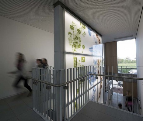 Die Comic-Leuchtwand schmückt das Treppenhaus des Münchner Gymnasiums.