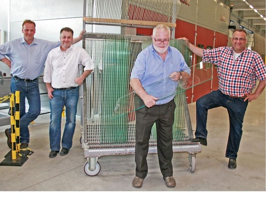 Die vier Inhaber von Energy Glas Elmar Dohmann, Mirco, Hans und Kai Franke vor der neuen Vorspannanlage für Dünnglas.
