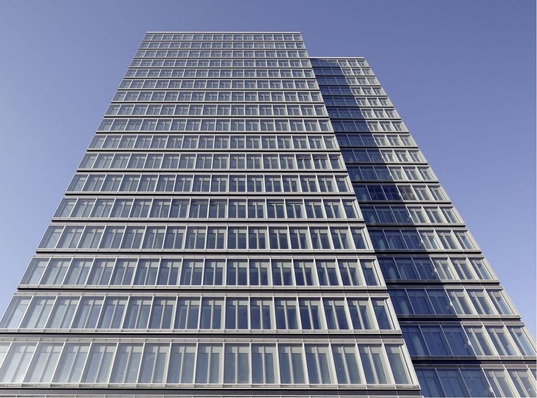 Die ehemalige Lufthansa-Hauptverwaltung in Köln erhielt nicht nur eine neue, energetisch hocheffiziente Fassade von Schüco, sondern auch ein DGNB-Vorzertifikat in Gold.