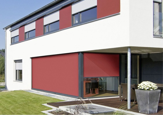 Gerade die Windstabilität der ZIP-Anlagen bringt den textilen Sonnenschutz wieder in eine gute Position, um als verlässlicher Schatten­spender zu dienen.