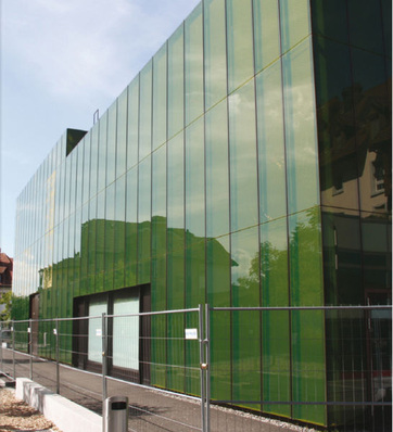 Das Verbundsicherheitsglas (VSG) der Fassade besteht aus zweimal teilvorgespanntem Glas (TVG) mit einer vierlagigen PVB-Folie mit unterschiedlicher Einfärbung.