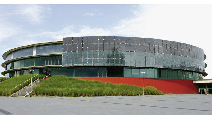 Bei dem Gebäude der EWE Arena in Oldenburg wird der Sonnenschutz mit PV-Elementen kombiniert. Das ­Besondere daran, der Sonnenschutz folgt über den Tag dem Lauf der Sonne.