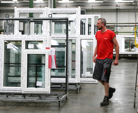 Laufende Fensterfertigung bei Wertbau in Langenwetzendorf.