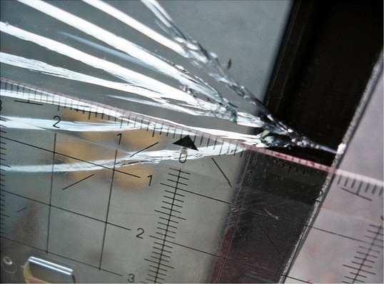 Thermischer Riss mit typischem Bruchbild: Der Einlauf ist rechtwinklig zur Glaskante, die Verzweigungen entstehen an der Warm-Kalt-Grenze. Viele Verzweigungen weisen auf eine hohe bruchauslösende ­Energieeinwirkung hin.