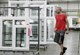 
Viele Fensterbaubetriebe sahen sich Anfang des Jahres aufgrund des langen Winters mit schwächeren Auftragseingängen konfrontiert. Hier im Bild: Fensterfertigung bei Wertbau in Langenwetzendorf.
