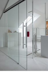 
Um die Sicherheit mit Glas im privaten Umfeld zu erhöhen, lohnt der Einsatz von Sicherheitsgläsern, auch wenn ihr Einsatz dort nicht Pflicht ist. 
