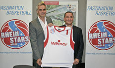 
Thilo Weiermann, Geschäftsführer von weinor (r.) und Stephan Baeck, Basketball-Europameister von 1993 und treibende Kraft hinter den neu gegründeten RheinStars, mit dem neuen Trikot. 
