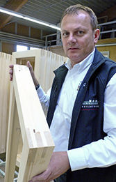 
Bernhard Daxenberger mit Blick auf die Schlitz- und Zapfenverbindung mit kaum sichtbarer umlaufender Rundung (links am Längskantel).
