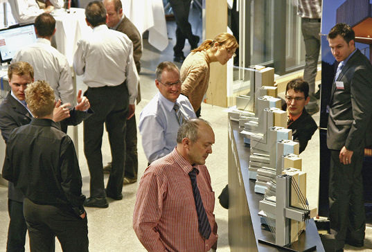 
Bei Fenstern – im Gegensatz zu Haustüren – muss man schon genauer hinsehen, wenn man die Alleinstellungsmerkmale der Unternehmen entdecken möchte.
