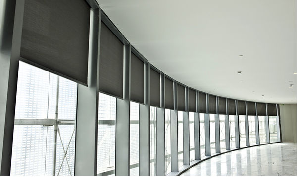 
Rollos mit anthrazitfarbenem Screen-Gewebe wurden in die Fassadenkonstruktion integriert.
