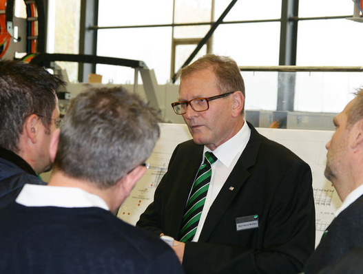 WEINIG-Bereichsleiter Fenster Karl-Heinz Moldan diskutiert mit den Teilnehmern in der Anlagenfertigungshalle über die Fertigungskonzepte mit integriertem Conturex-BAZ.