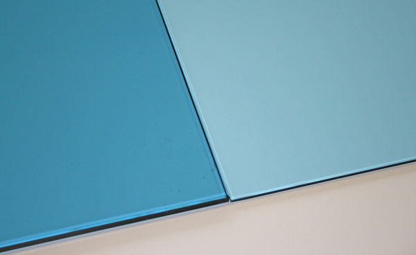 Unterschiedliche Glasdicken führen zu verschiedenen Glasfärbungen.