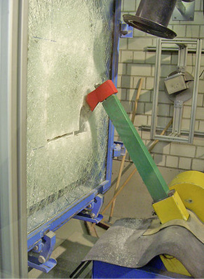 
Durchbruchhemmende Verglasungen werden mit einer mechanisch geführten Axt getestet.
