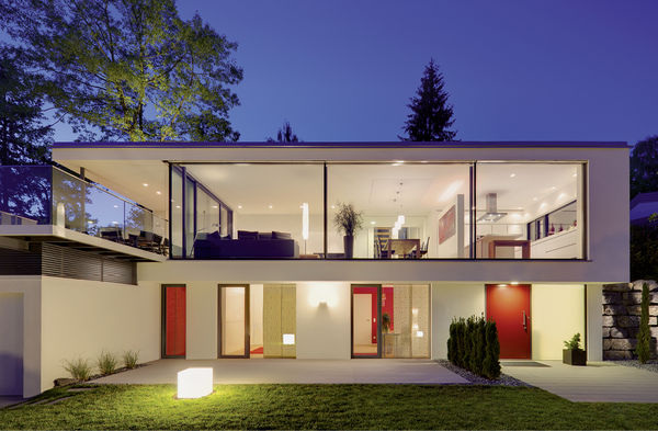 
Keine Zukunftsvision, sondern Realität: Das zweigeschossige Wohngebäude befindet sich in der Nähe von Stuttgart. Durch die Verbindung von anspruchsvoller Architektur mit einem visionären Energiekonzept ist ein Plusenergiegebäude entstanden.
