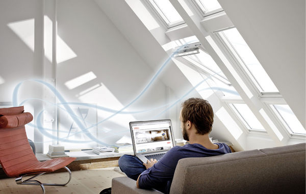 
Ein regelmäßiger Austausch verbrauchter Luft ist wichtig, um das Risiko der Schimmelbildung im Wohnraum zu reduzieren.
