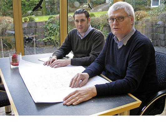 
Peter Stein und sein Sohn Patrick verkaufen ausschließlich Holz-Alu-Fenster. Beide schätzen die Zusammenarbeit mit Architekten, da sich daraus immer wieder neue Anregungen und Perspektiven für Fenster und Türen ergeben.
