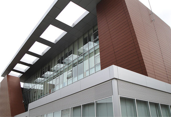 
Bei der Verkleidung der Kathedralen-Fassade kamen 1200 m² Techplan-Folie der Marke skai zum Einsatz.
