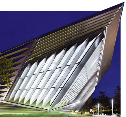 
Mit seinen Kanten, Falten und schrägen Wänden wirkt das Eli & Edythe Broad Art Museum mehr wie eine expressive Skulptur in der Landschaft und weniger wie ein Gebäude.
