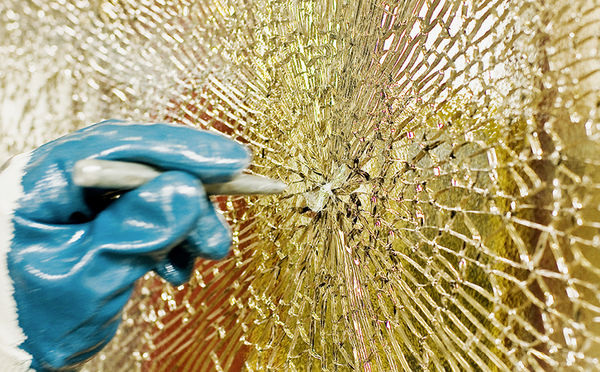 
Trotz Glasbruch halten die einzelnen ESG-Splitter an der Liquid Safe-Beschichtung fest. Diese stellt nach Herstellerauskunft beim Glastausch eine Alternative zu VSG dar, da sie sich auch nachträglich auf ESG applizieren lässt. 
