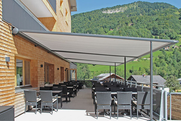 
Pergolasysteme wie der Typ 210 können über die höhenverstellbare vordere Standsäule um bis zu 40 cm in der Höhe verstellt werden. Damit soll ein besserer Wasserablauf gewährleistet werden.
