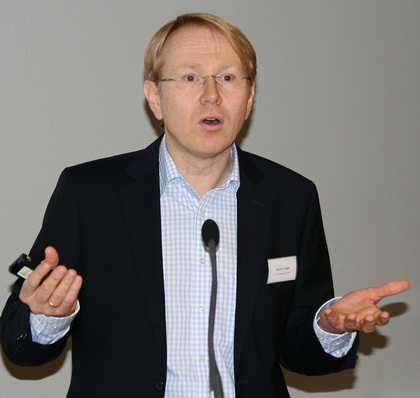 Martin Langen, B+L Marktdaten stellte in Wiesbaden die Marktstudie zu geklebten Fenstern vor.