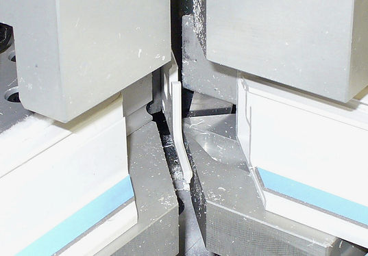 
Die Reibungswärme beim Reibschweißen erzeugt ein Verbindungsstück, das für jede Profilgeometrie angepasst werden muss. 
