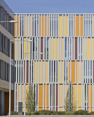 
Dieses Verwaltungsgebäude in München besitzt Linit Brüstungs- und Fassadenelemente mit Vakuum-Dämmkern.
