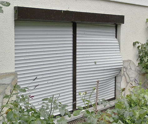 
Ein typisches Schadensbild nach einem leichten Orkanwind. Der Rollladenpanzer wird durch den Windsog aus der Führungsschiene gezogen.
