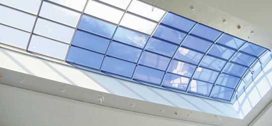 
Bei dieser 14,7 x 4 m großen Dachverglasung wird ein dimmbares, elektrochromes Glas von EControl als steuerbarer Sonnenschutz verwendet. 
