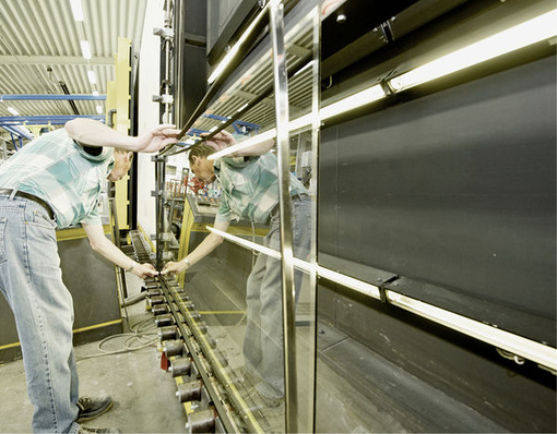 
Im Zug einer Umstellung auf Warme Kante Systeme muss der Verarbeiter abwägen, ob sich das händische Einsetzen der Abstandhalter noch rentiert oder automatisiert werden muss. 
