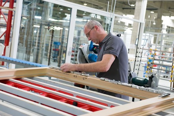 Holz/Aluminium-Hebeschiebetürproduktion bei Internorm