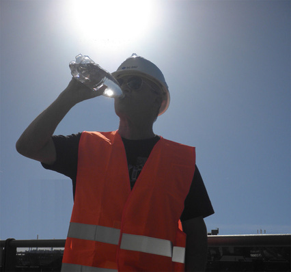 Kräftig nachfüllen: Wer bei Hitze schwer arbeitet und schwitzt muss viel trinken.