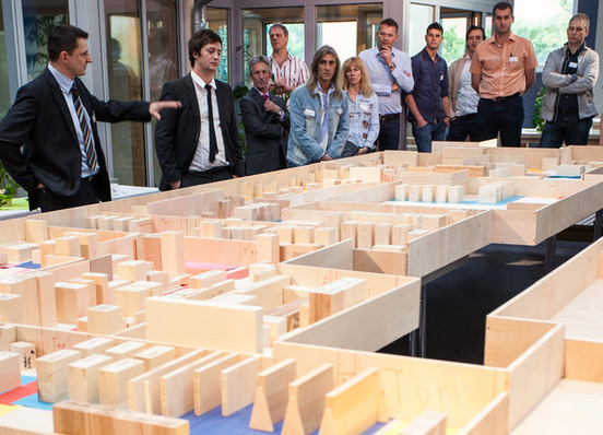 Im Vordergrund das Modell der neuen Höhbauer-­Produktion im Maßstab 1:20 (Christoph Höhbauer mit schwarzer ­Krawatte)