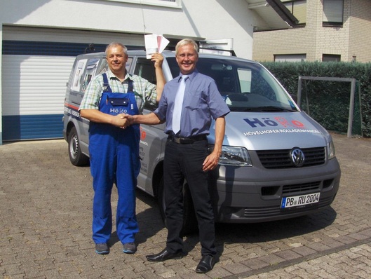 Außendienstmitarbeiter Gunnar Classen und Volker Upgang bei der Preisübergabe.