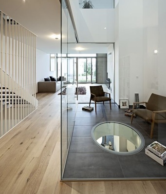 Platz 1: Lofthäuser Kolbermoor; Behnisch Architekten: Eine den Entwurf prägende Offenheit wird durch eine offene Treppe, eine Galerie im Wohnraum und einen mittig angeordneten Patio erreicht, der sich bis ins erste Obergeschoss durchzieht.