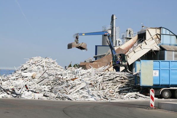 Ein Foto von der Recyclinganlage der Veka-Umwelttechnik in Behringen.
