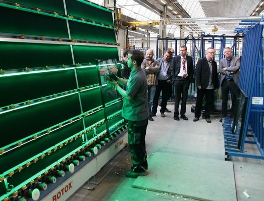 Hier werden bei BL Fenster AG die Iso-Einheiten per Barcodescanner in das Glaslager und somit in die Fertigungssoftware eingeschleust. Gleichzeitig wird eine visuelle Qualitätskontrolle vorgenommen.