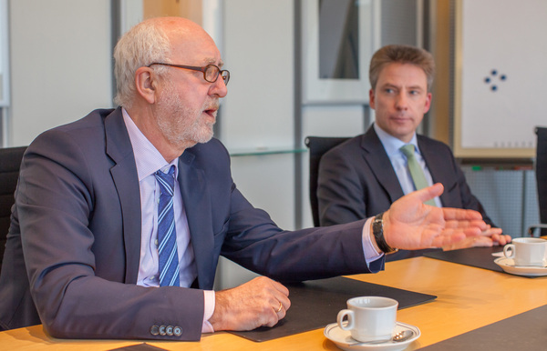 Veka-Vorstandsvorsitzender Andreas Hartleif (r.) und Bonifatius Eichwald