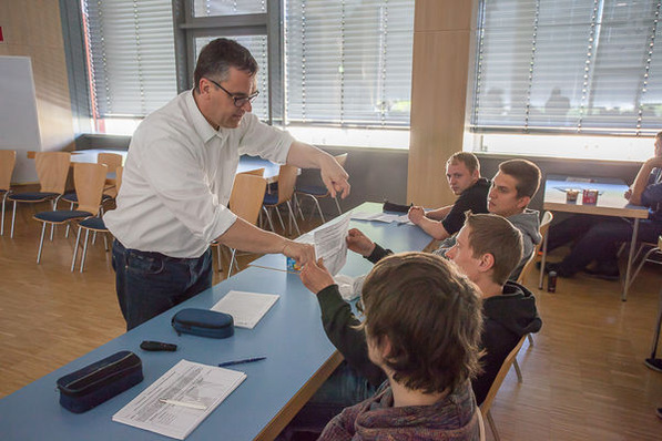 Auch einfache Requisiten sind manchmal hilfreich: Hier demonstriert Prof. Knaack die Stabilität einer Fassade anhand eines DIN A 4 Blattes