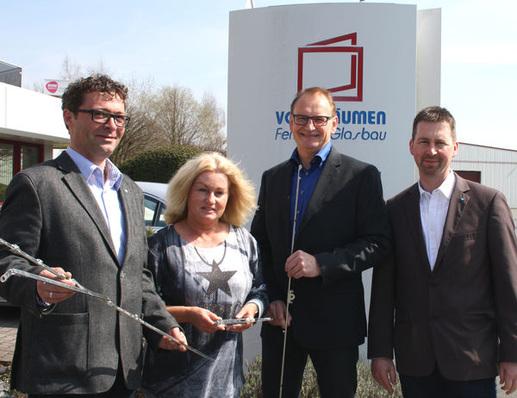 Freuen sich auf die Zusammenarbeit

(v. l.): Marco Brauckmeyer, Gebietsleiter Maco Deutschland,

Prokuristin Andrea Vornbäumen, Geschäftsführer Jörg Thurow und Jürgen Volkert, Verkaufsleiter Nord Maco Deutschland.