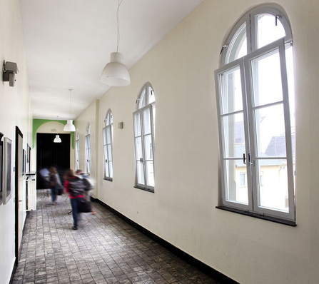 Beim Neubau oder der Renovierung von Schulen tragen schadstoffgeprüfte Fenster von Kneer-Südfenster mit zu einer gesünderen Innenraumluft bei.