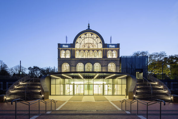 Zu den wichtigsten räumlichen Veränderungen gehört die Ausbildung eines Sockelgeschosses. Hier ist unter anderem der neue Haupteingang angeordnet.