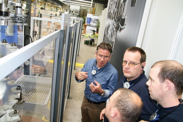 Fensterbauer Wilhelm Schillinger ist mit einem Teil seiner Mannschaft nach Schopfloch gekommen. Er hat sich schon entschieden und wird demnächst in einen powerProfiler investieren.