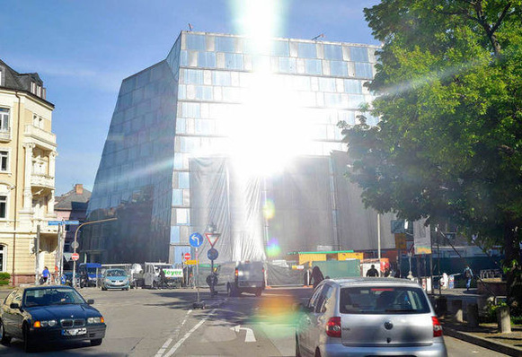 Im Frühjahr und Herbst wird die Hi-Tech-Fassade der Freiburger Uni-Bibliothek an der Südostseite verhüllt werden müssen. Der Grund: Steht die Sonne tief, spiegelt sie sich so heftig in der Fassade, dass Autofahrer geblendet werden.