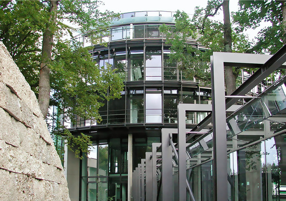 
Die Pazdera GmbH Metallbautechnik fertigt zunehmend Metallfassaden für nachhaltige Gebäude und musste sich deshalb auf die veränderten Planungs- und Nachweisverfahren einstellen.
