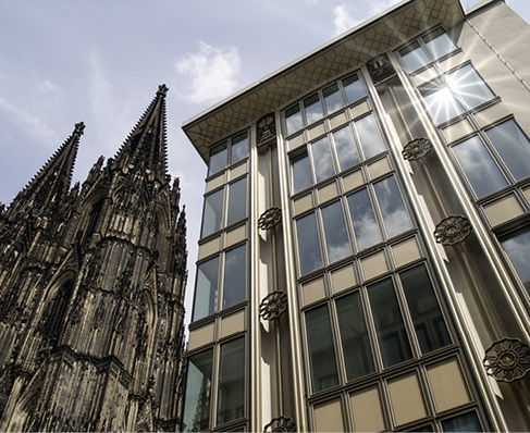 
Die neue Fassade erstrahlt im 50er-Jahre Look, ist aber mit 3-fach-Isoliergläsern ausgestattet und erfüllt alle aktuellen Schall- und Brandschutzanforderungen.
