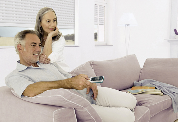 



Zu Hause gelten ganz andere Kriterien als im Büro, wenn es um das Thema Steuerung geht, da gerade am Wochenende von morgens bis in die Nacht sehr vielfältige und total unterschiedliche Ansprüche bestehen. 
