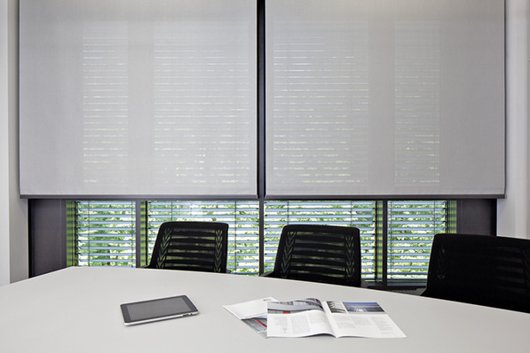 
Ein optimales Sonnenschutzsystem besteht aus außen liegenden Raffstoren, innen liegenden Rollos und einer intelligenten Steuerung, die Faktoren wie Helligkeit, Wärme und Transparenz anpasst.



