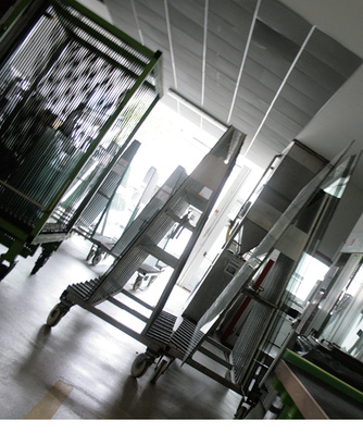 
Gestelle dienen als wichtiges Instrument für durchgängige Arbeitsabläufe in der Glaswerkstatt und müssen bei der Optimierung des Workflows eingebunden werden.
