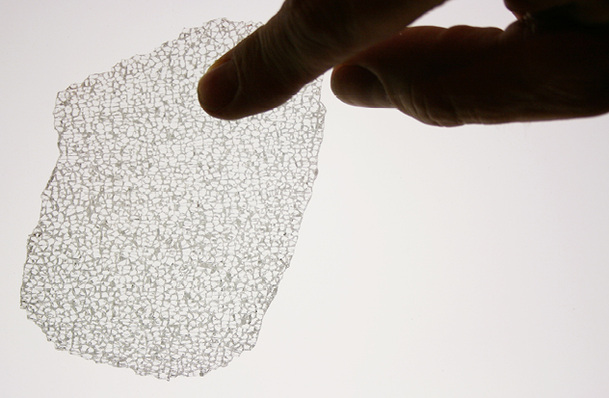 
Die Qualität einer vorgespannten Scheibe aus Dünnglas zeigt sich unter anderem in einem feinteiligen Bruchbild.
